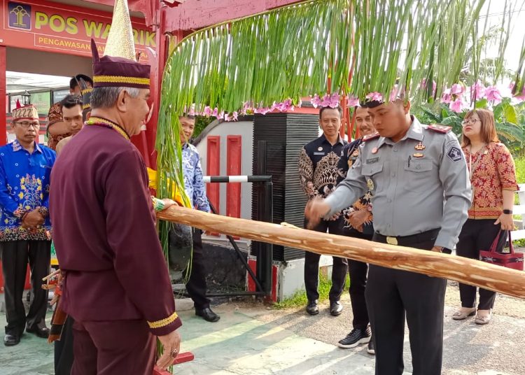 Potong pantan saat sertijab kepala Rutan Kuala Kapuas. (Ist)