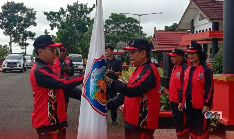 Wakil Bupati (Wabup) Murung Raya (Mura), Rejikinoor melepas Peserta Kontingen Pekan Olahraga Provinsi (Porprov) XII Kalimantan Tengah asal Kabupaten Murung Raya di halaman kantor Bupati Mura, Sabtu (22/7/2023). Foto : dks