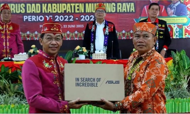 Penyerahan bantuan laptop dan printer kepada para damang oleh Bupati Perdie M Yoseph di Kabupaten Murung Raya