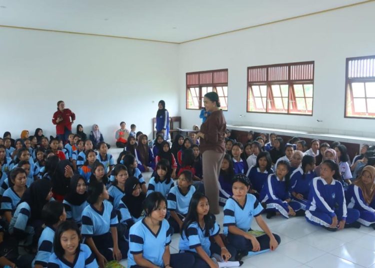 Plt Kepala DP3A DALDUKKB Kabupaten Murung Raya Lynda Kristiane saat melakukan sosialisasi Bangga Kencana di aula SMA Negeri 1 Sumber Barito, Kecamatan Sumber Barito, Murung Raya. (Photo/rosa)