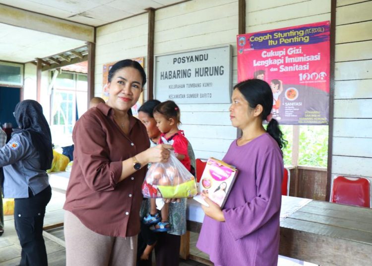 Plt. Kepala DP3A DALDUKKB Kabupaten Murung Raya Lynda Kristiane memberikan makanan tambahan kepada sejumlah ibu hamil dan anak-anak berisiko stunting.(photo/rosa)