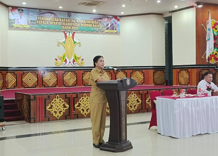 Kepala DPMD Kabupaten Murung Raya Dra. Lynda Kristiane saat menyampaikan laporannya. (Photo/rosa)