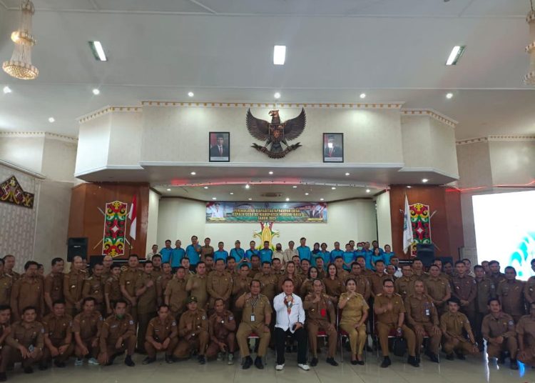 Plt. Sekda Murung Raya Serampang dan Kepala Kepala DPMD Kabupaten Murung Raya Dra. Lynda Kristiane photo bersama dengan seluruh peserta. (Photo/rosa)