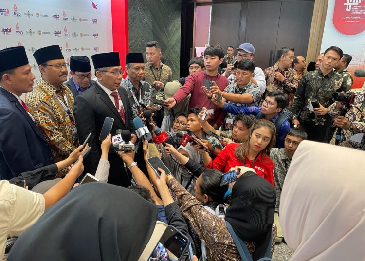 Ketua Umum PBNU, KH Yahya Cholil Staquf atau Gus Yahya memberikan keterangan pers seputar R20 International Summit of Religious Authorities atau R20 ISORA. (Photo/ist)