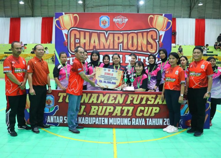 Plt. Sekda Murung Raya Serampang saat menyerahkan tropy Juara II kepada Tim Futsal Putri Diskominfo SP Murung Raya. (Photo/rosa)