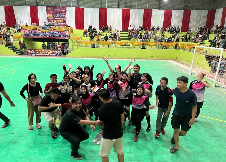 Tim futsal putri Diskominfo SP Murung Raya melakukan seleberasi usai memangkan pertandingan dibabak semifinal melawan tim futsal putri DKOP Murung Raya dengan skor 2-1. (Photo/ist)