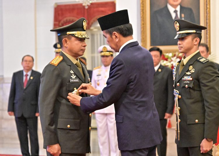 Presiden Joko Widodo menyematkan tanda pangkat kepada Jenderal TNI Agus Subiyanto sebagai Panglima TNI.(Photo/ist)