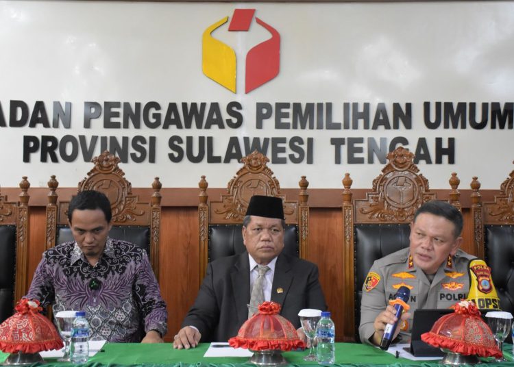 Ketua DPD PDIP Sulawesi Tengah Muharram Nurdin saat memberikan keterangan pers terkait isu aparat kepolisian yang menyusup ke acara agenda internal PDIP Sulawesi Tengah. (Photo/ist)