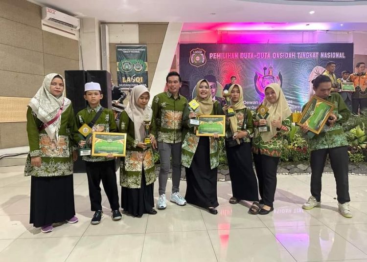 4 Kafilah LASQI Murung Raya photo bersama usai menerima penghargaan dan tropy. (Photo/ist)