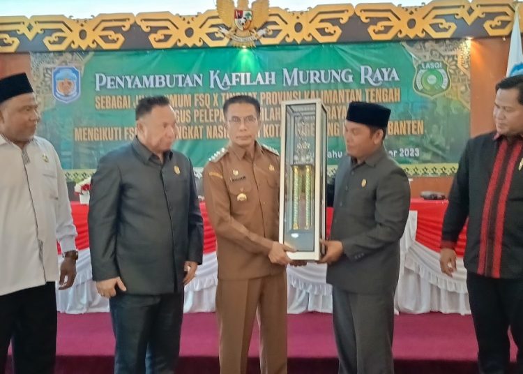 Ketua DPD Lasqi Murung Raya Rahmanto Muhidin saat menyerahkan Tropy Juata Umum FSQ Tingkat Provinsi Kalteng yang berhasil diraih Kafilah Lasqi Murung Raya. (Photo/rosa)