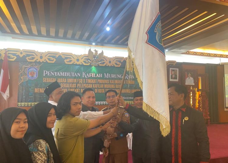 Pj. Bupati Murung Raya Hermon didampingi Ketua DPRD Murung Raya Doni dan Ketua DPD Lasqi Murung Raya Rahmanto Muhidin saat menyerahkan bendera kepada Kafilah Lasqi yang siap mengikuti FSQ Tingkat Naisonal Tahun 2023. (Photo/rosa)