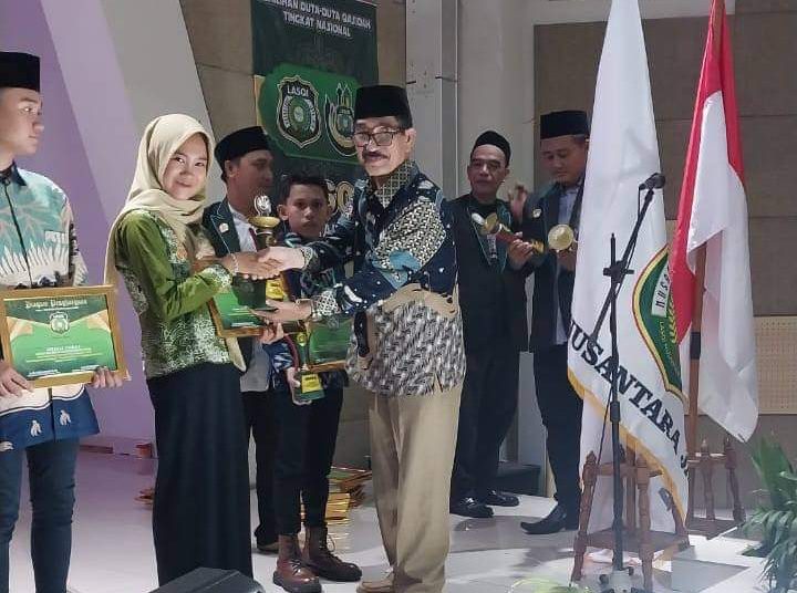 Kafilah LASQI Murung Raya saat menerima tropy juara FSQ Tingkat Nasional Tahun 2023. (Photo/ist)