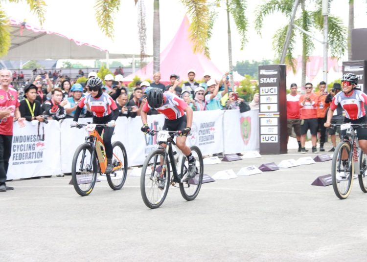 Para pembalap katagori Elite Women saat menjajal Sirkuit Tuah Pahoe pada lomba UCI MTB Eliminator World  Championship 2023. (Photo/asep)