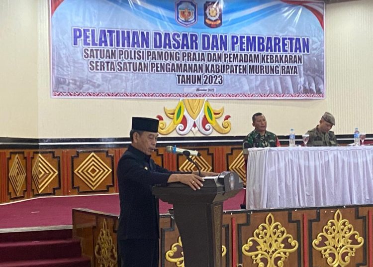 Plt. Sekda Murung Raya Serampang saat menyampaikan sambutan pada Pelatihan Dasar dan Pembaretan Satuan Polisi Pamong Praja (Satpol PP) dan Pemadam Kebakaran (Damkar) serta Satuan Pengamanan (Satpam) Kabupaten Murung Raya. (Photo/rosa)