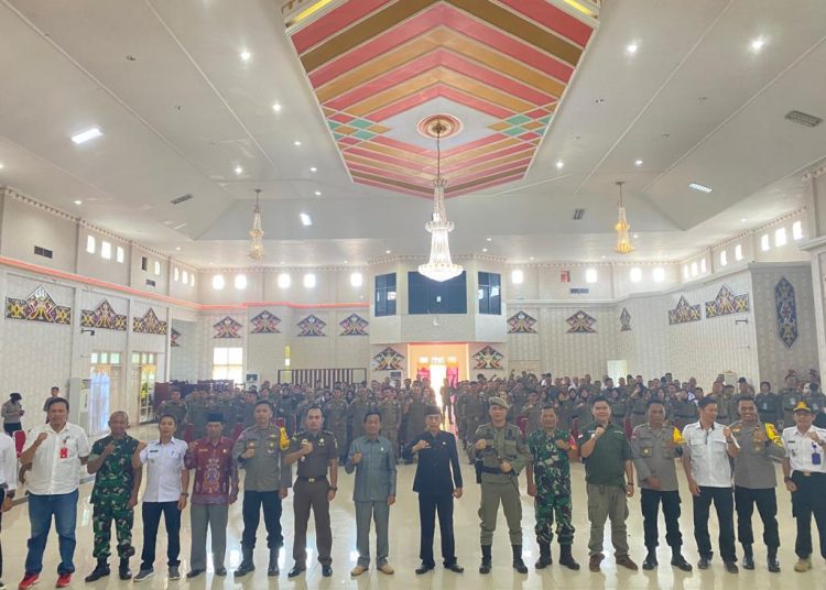 Plt. Sekda Murung Raya Serampang photo bersama dengan peserta. (Photo/rosa)