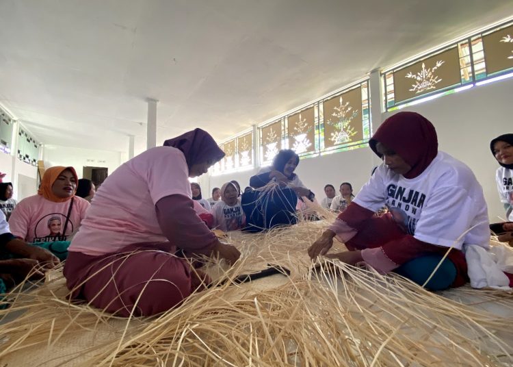 Mak-mak di Kapuas tampak serius mengikuti pelatihan menganyam yang digelar Srkandi Ganjar Kalteng. (Photo/ist)