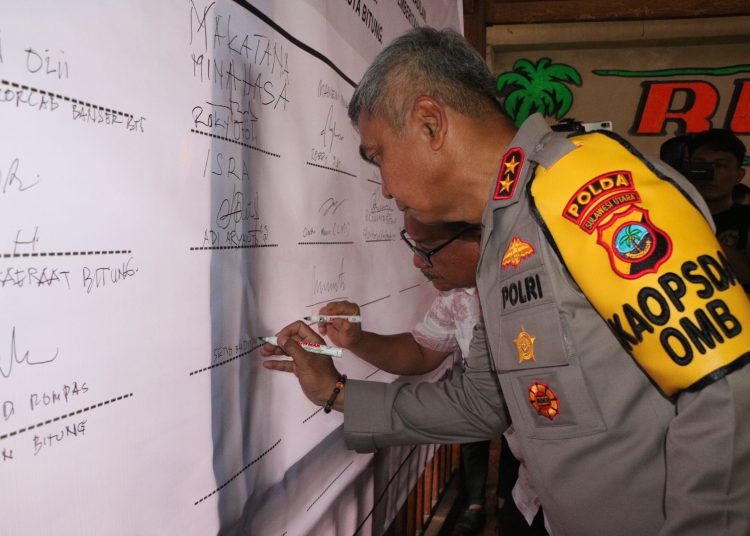 Kapolda Sulawesi Utara (Sulut) Irjen. Pol. Setyo Budiyono saat menandatangani deklarasi damai. (Photo/ist)