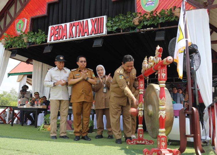 Wakil Gubernur Kalteng H. Edy Pratowo saat membuka secara resmi Pekan Daerah Kontak Tani Nelayan Andalan XIII Tingkat Prov. Kalteng Tahun 2023 ditandai dengan Penabuhan Gong. (Photo/rizaldi)