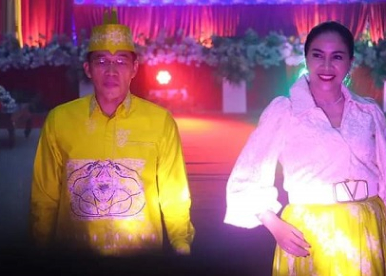 Bupati dan Istri Jadi Model Pamerkan Batik Khas Murung Raya