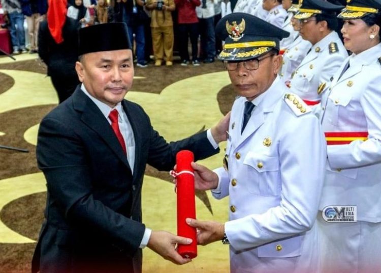 Gubernur Kalteng saat melantik Hermon sebagai Pj Bupati Murung Raya. (ist)