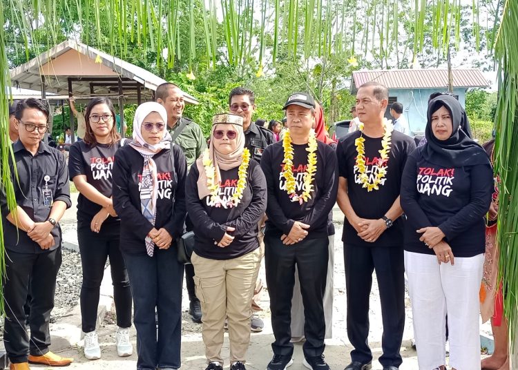 Foto bersama usai peresmian Desa Bungai Jaya sebagai Desa Anti Politik Uang (APU)  yang dilangsungkan di Balai Desa Bungai Jaya pada Selasa Pagi 26/12/2023. (IST)