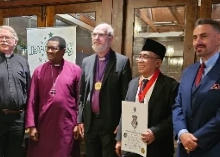 Ketua Umum PBNU, K.H. Yahya Cholil Staquf bersama sejumlah tokoh Amerika Serikat usai berbicara di Univeristas Princeton, Amerika Serikat, Rabu (15/12/23). (Photo/ Ghufron Siroj)