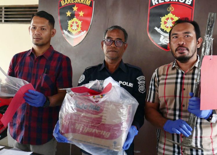 Kasat Reskrim Polresta Palangka Raya, Kompol Ronny M Nababan, saat menggelar press release kasus aborsi yang melibatkan dua remaja, Kamis, (14/12). FOTO/RizaL