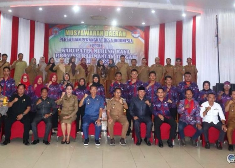 Bupati Murung Raya Perdie M.Yoseph foto bersama saat kegiatan Musyawarah Daerah (Musda) Persatuan Perangkat Desa Indonesia (PPDI) Kabupaten Murung Raya (Mura), di GPU Tira Tangka Balang, Selasa (12/9/2023). (ist)