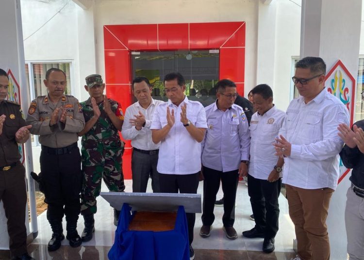 Bupati Mura Perdie M Yosep saat meresmikan gedung Dinas Perkimtan Mura. (foto: istimewa)