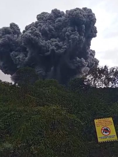 Gumpalan abu hitam akibat erupsi Gunung Marapi. (Photo/ist)