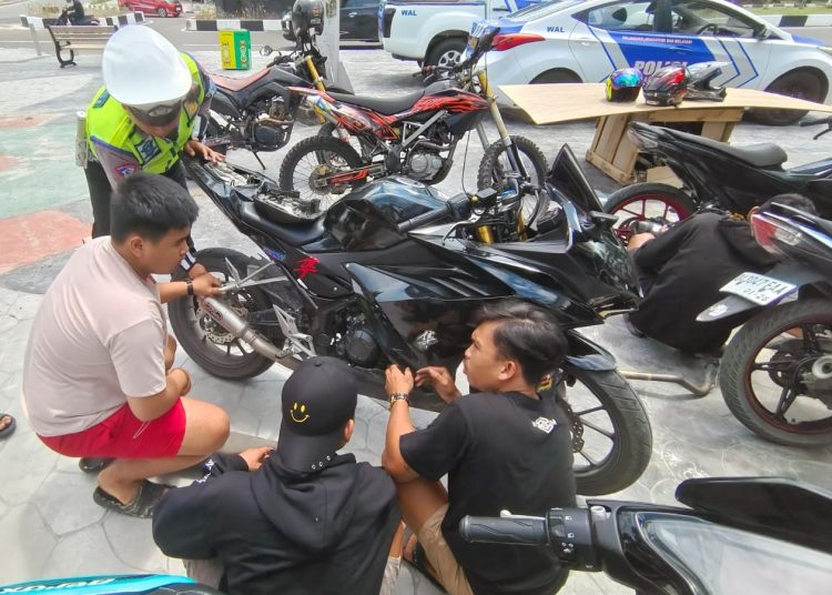 Anggota Satlantas Polresta Palangka Raya saat melakukan penertiban knalpot brong, Rabu (17/1/2024). FOTO: RIZAL