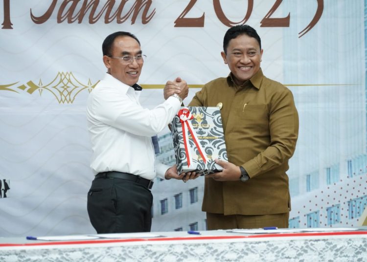 Wagub Kalteng saat menerima LHP Dengan Tujuan Tertentu Semester II Tahun 2023.(Photo/Mario dan Rinto)