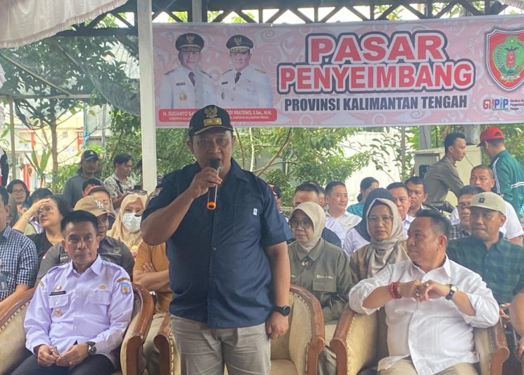 Wagub Kalteng saat menghadiri pasar penyeimbang di Kabupaten Mura bersama Pj Bupati Mura Hermon. (rosa)