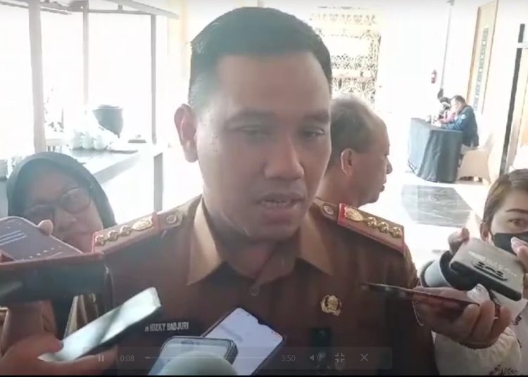 Plt. Kadis Perkebunan Prov. Kalteng Rizky R. Badjuri saat memberikan keterangan kepada wartawan. (Photo/zen)