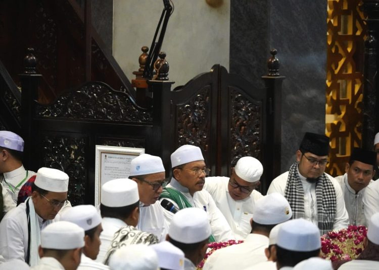 Sekda Prov. Kalteng H. Nuryakin saat menghadiri Aruh Ganal Haul ke-19 Abah Guru Sekumpul dan Peringatan Isra Miraj Nabi Muhammad SAW 1445 H sekaligus Doa Bersama untuk Keselamatan Bangsa.(Photo/agung)