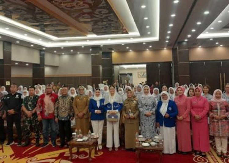 Ketua Ikatan Wanita Pengusaha Indonesia (IWAPI) Hj. Asti Rizky Badjuri photo bersama dengan peserta.(Photo/zen)