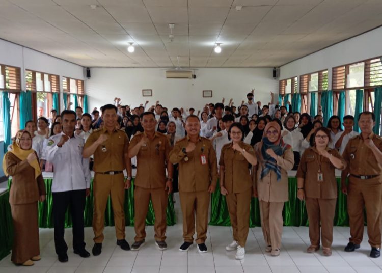 Kepala Dinas Tenaga Kerja dan Transmigrasi Provinsi Kalimantan Tengah H. Farid Wajdi foto bersama usai membuka Kegiatan Pelatihan Berbasis Kompetensi. (mmckalteng)