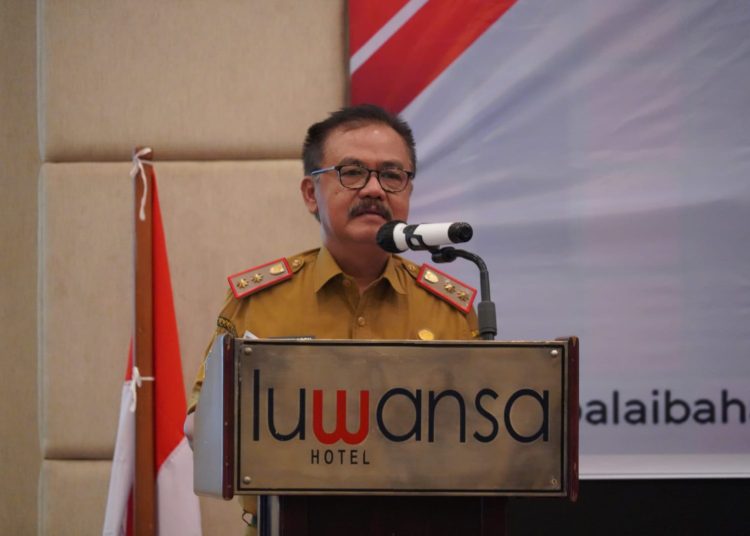 Staf Ahli Gubernur Bidang Pemerintahan, Hukum, dan Politik Herson B. Aden saat menyampaikan paparannya.(Photo/arif)