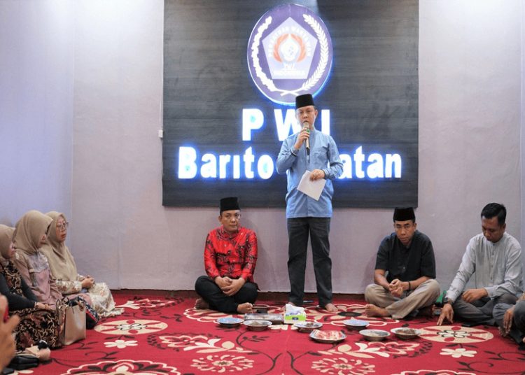 Pj Bupati Barsel saat buka puasa bersama dengan PWI Barsel. (ist)