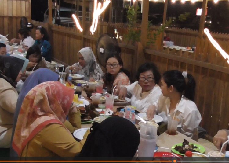 Pengurus DWP Bapenda dan Kepala UPT PPD se Kalteng saat buka puasa bersama.(Photo/ivan)