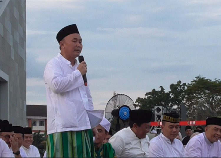 Gubernur Kalteng H. Sugianto Sabran saat menyampaikan sambutan pada acara berbuka puasa bersama di Bundaran Besar Palangka Raya.(Photo/ivan)