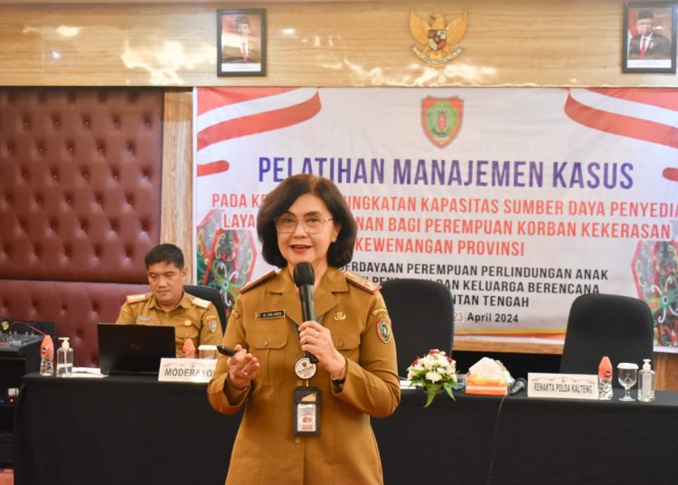 Kepala DP3APPKB Linae Victoria Aden saat membuka Pelatihan Manajemen Kasus Kekerasan Perempuan dan Anak Tahun 2024.(Photo/elvi)