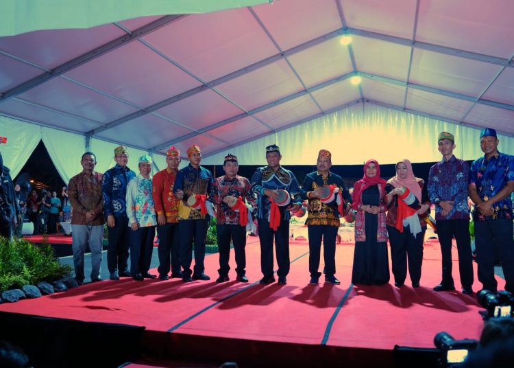 Pembukaan Kalteng Expo 2024 oleh Wagub Kalteng, H Edy Pratowo bersama Forkopimda, Sabtu (11/5/2024) malam. Foto : Ist