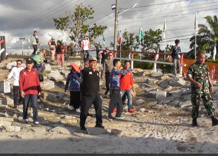 Dit Pamobvit Polda Kalteng Kombes Pol Elijas dan ketua Harian ISSI Kalteng Rahmat nasution Hamka dan jajaran panitia UCI-MTB saat melakukan peninjauan pada gladi bersih, Jum'at (17/5/24). (Photo/ivan)