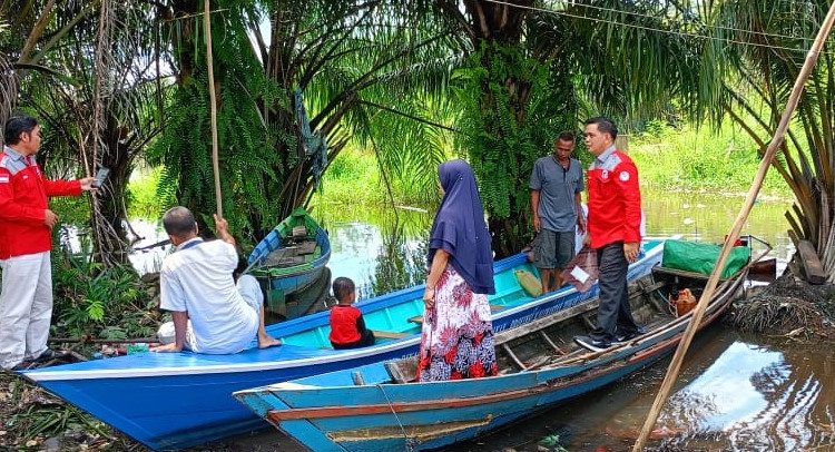 Penyerahan bantuan Pokmaswas kepada Pokmaswas Pejuang Sebabi di Desa Sebabi Kab. Kotim.(Photo/t2n)