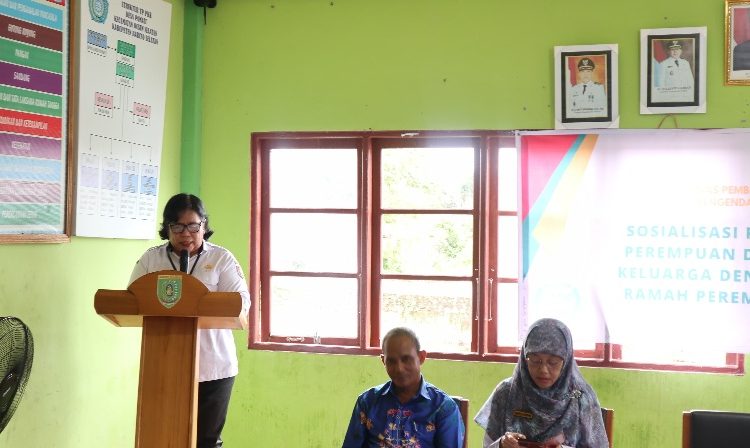 Mariana, Plt. Kepala BIdang Perlindungan Perempuan dan Kualitas Keluarga saat membacakan sambutan.(Photo/elvi)