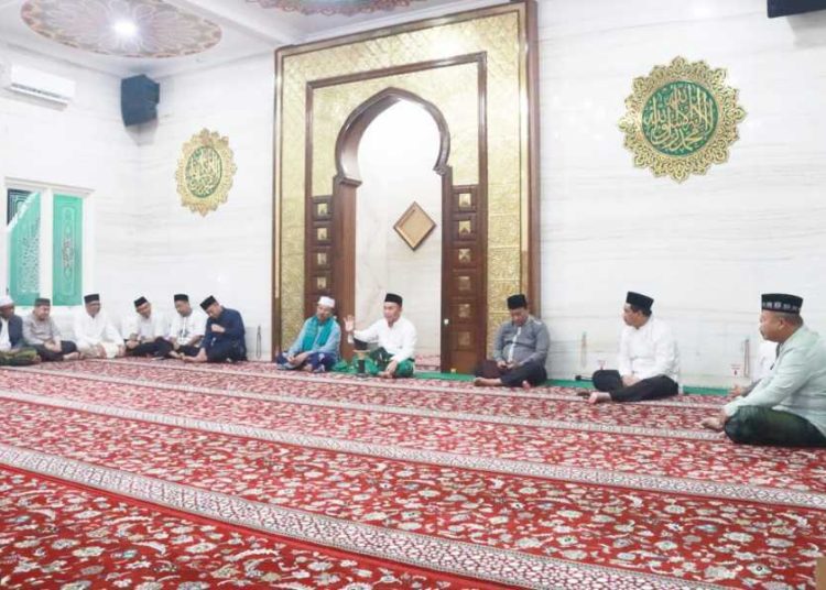 Gubernur Kalteng H. Sugianto Sabran beserta jajaran saat salat subuh berjamaah.(Photo/asep)