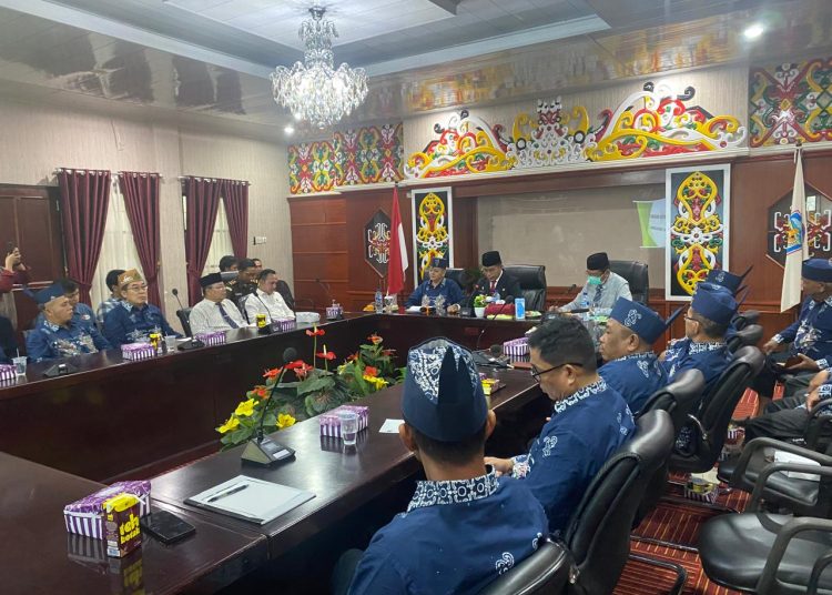 Pj Bupati Murung Raya (Mura), Hermon bersama jajaran terkait lingkup Pemkab Mura bersilaturahmi dengan Forum Kerukunan Beragama (FKUB) Kab.Mura di Aula A kantor Bupati Mura, Senin (3/6/2024). (Foto: Rosalina)