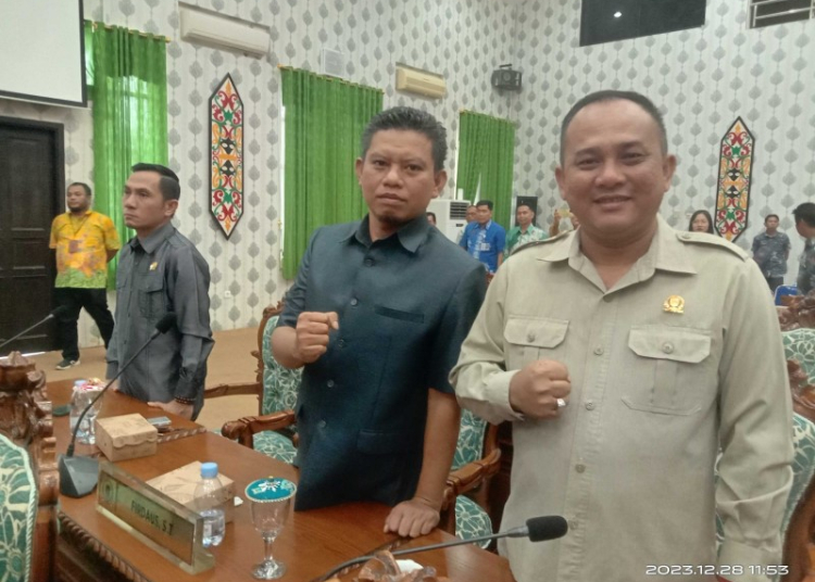 Muhamad Efendi beserta anggota DPRD Kabupaten Katingan lainnya saat mengikuti rapat paripurna penyampaian hasil reses, beberapa waktu lalu, di ruang paripurna DPRD setempat. (Ist)