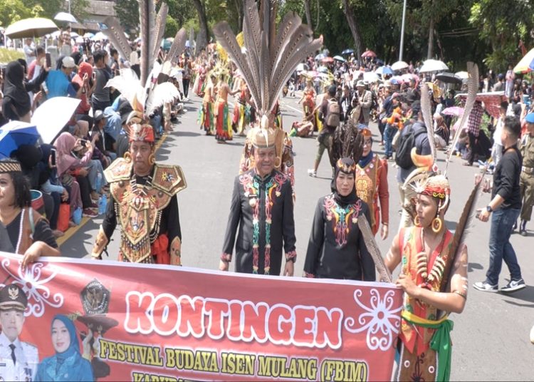 Penjabat (Pj) Bupati Barito Selatan (Barsel),  H. Deddy Winarwan didampingi Ketua TP. PKK Kab. Barsel Hj. Erna Ardiani Palupi pimpin Kontingen Festival Budaya Isen Mulang (FBIM) tahun 2024 Kab. Barsel mengikuti Pawai Karnaval Budaya Isen Mulang yang dilepas secara resmi oleh Gubernur Kalimantan Tengah, H Sugianto Sabran di Bundaran Besar Kota Palangka Raya, Minggu (19/05/2024). (ist)